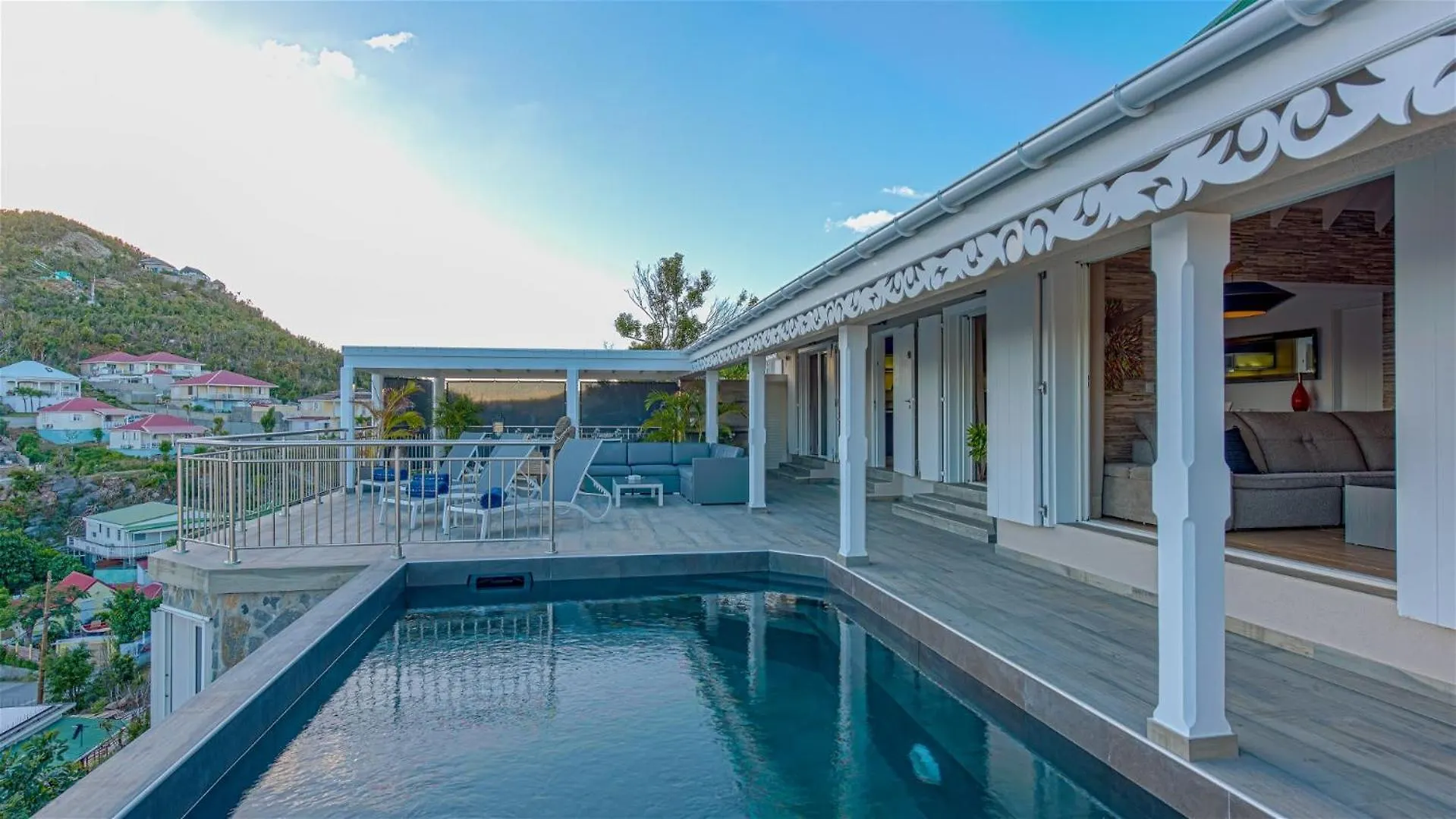 Hillside villa with a glorious sunset views 古斯塔维亚
