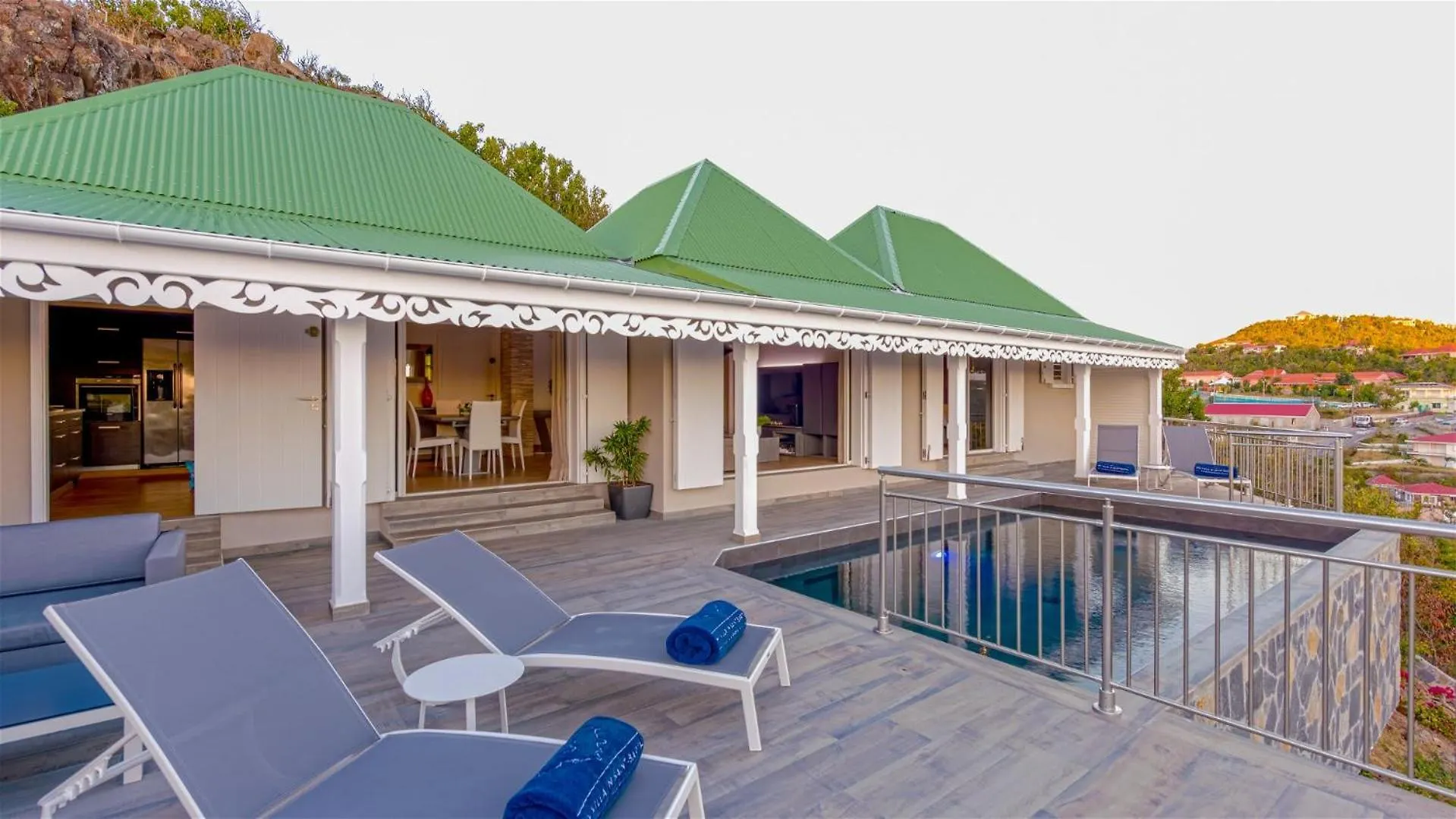 Hillside villa with a glorious sunset views 古斯塔维亚 0*,  圣巴泰勒米