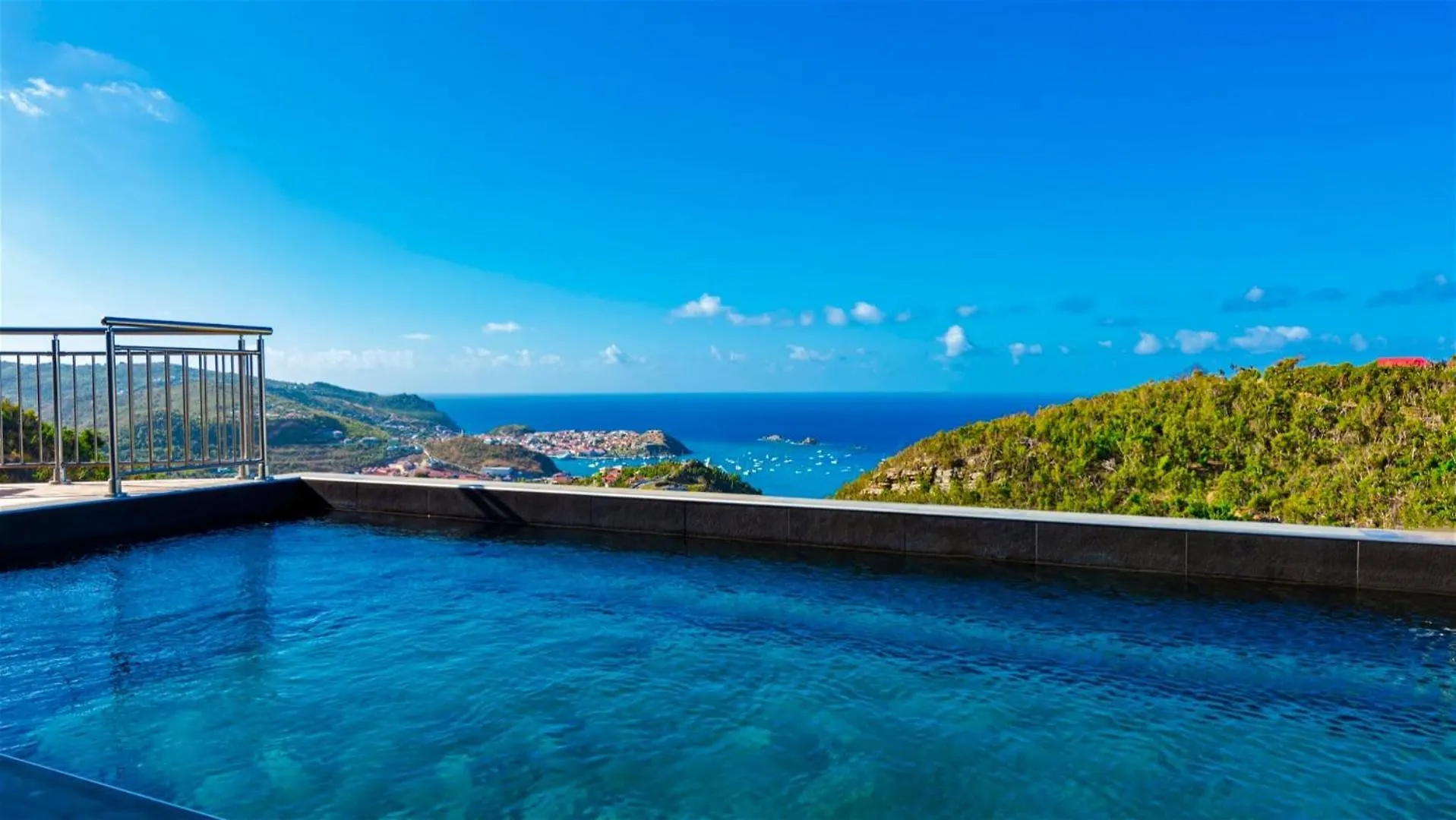 Hillside villa with a glorious sunset views 古斯塔维亚 0*,  圣巴泰勒米
