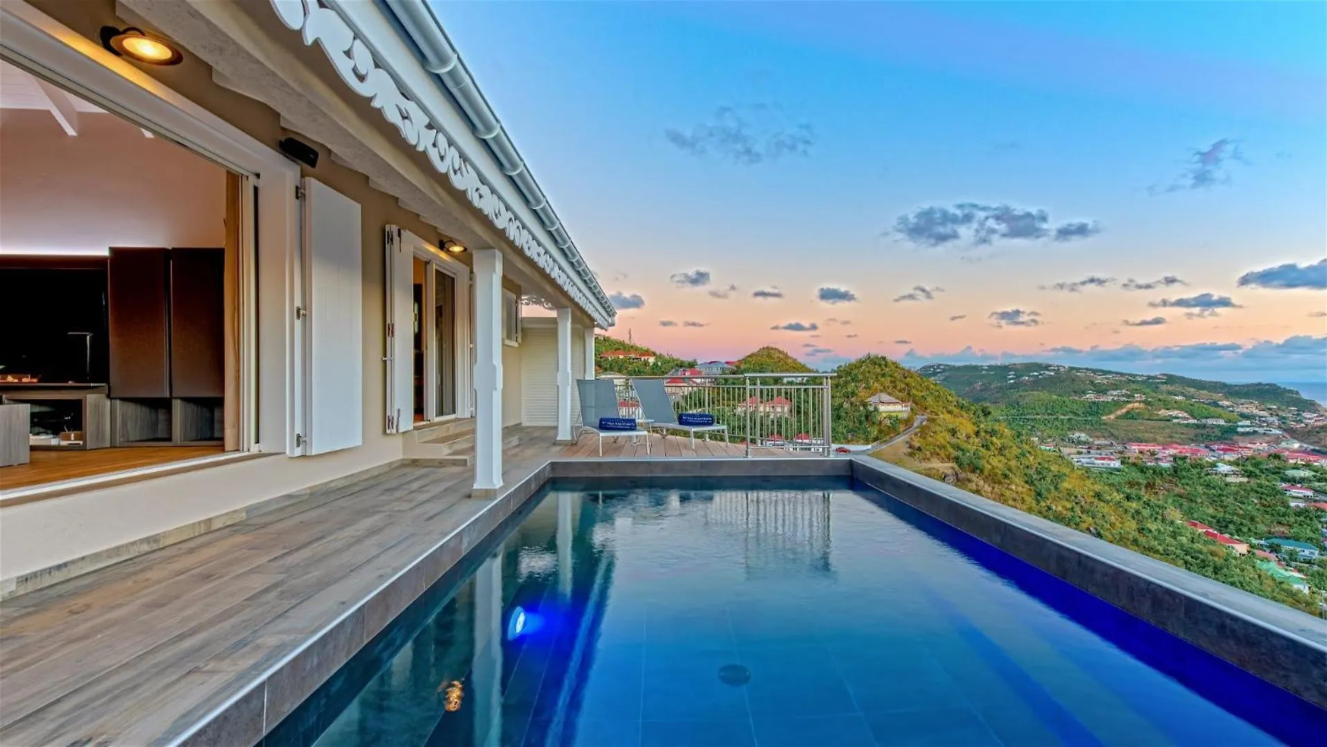 Hillside villa with a glorious sunset views 古斯塔维亚