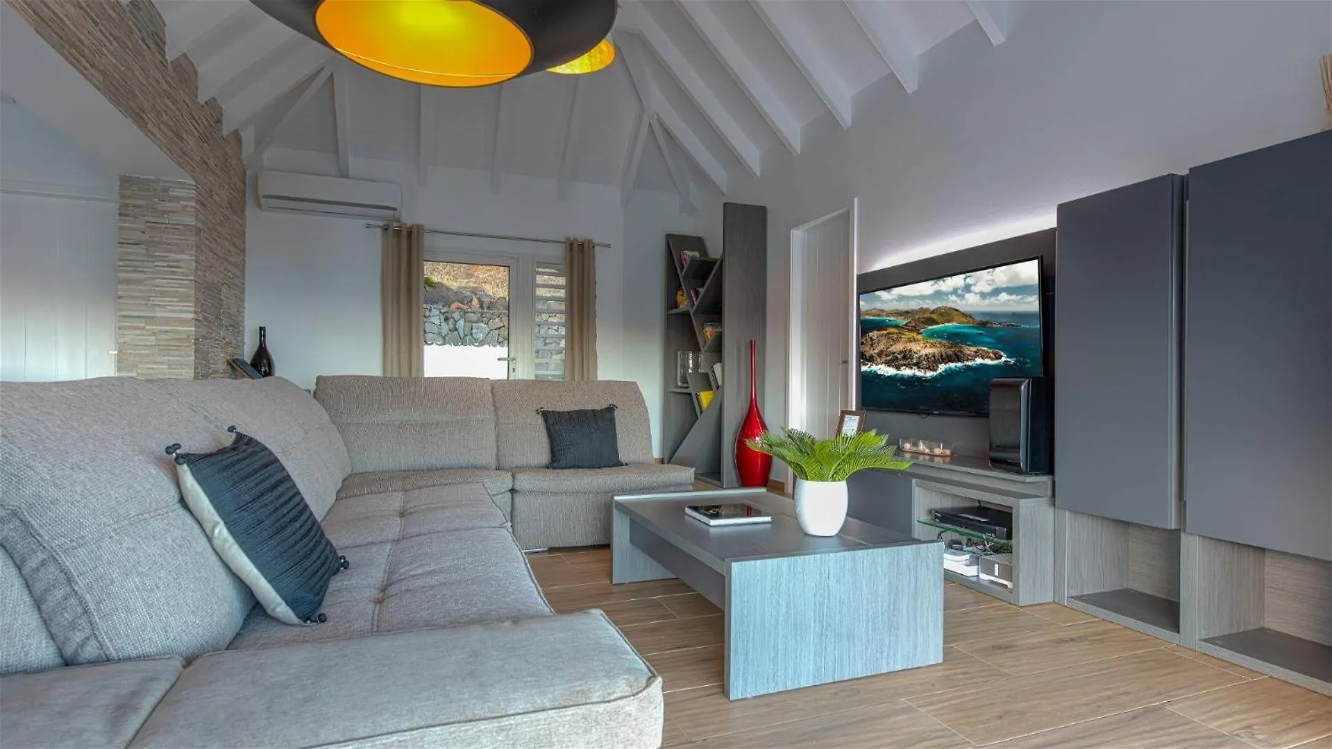 Hillside villa with a glorious sunset views 古斯塔维亚 0*,  圣巴泰勒米