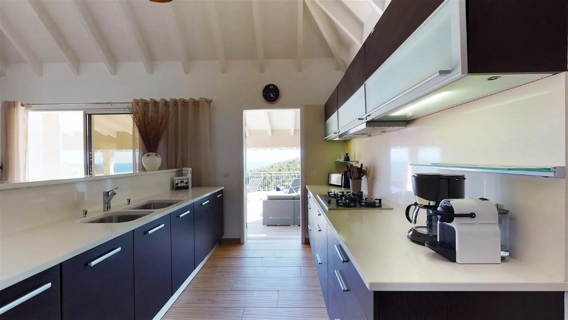 Hillside villa with a glorious sunset views 古斯塔维亚