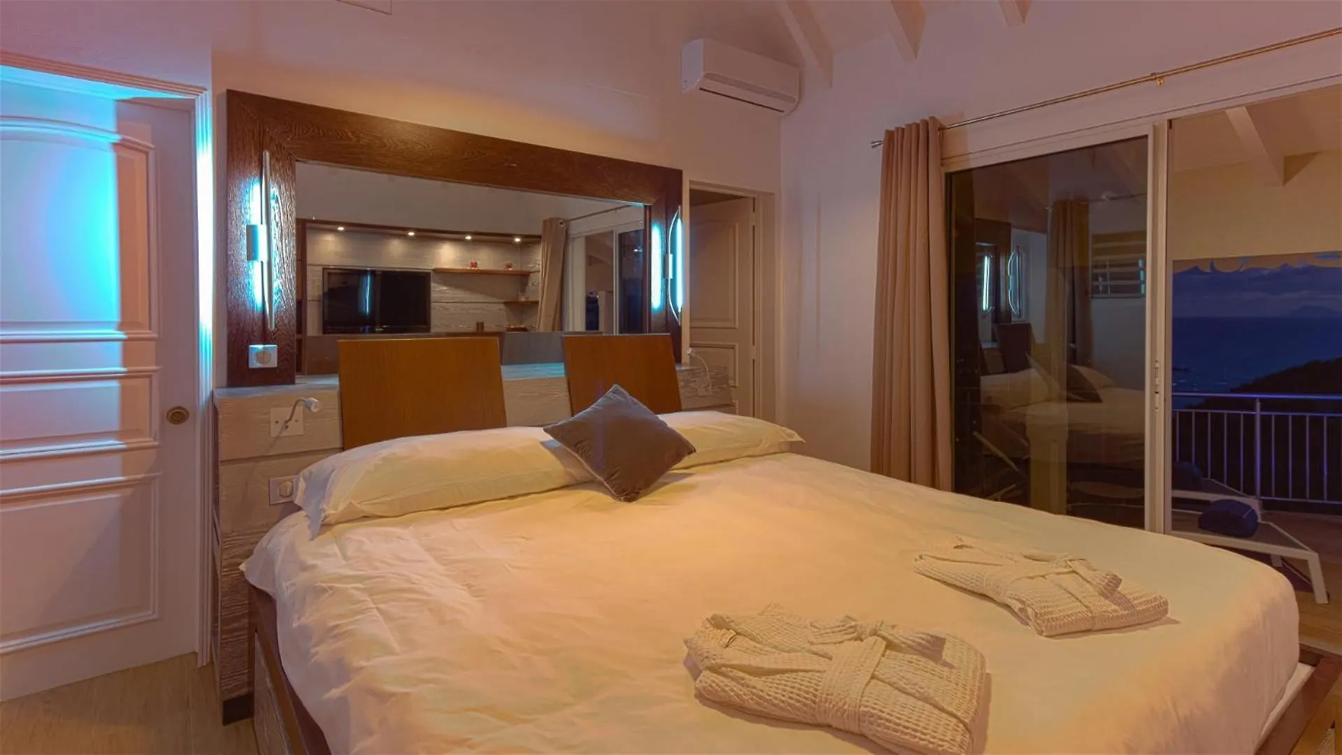 Hillside villa with a glorious sunset views 古斯塔维亚